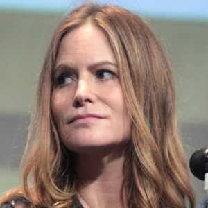 Jennifer Jason Leigh