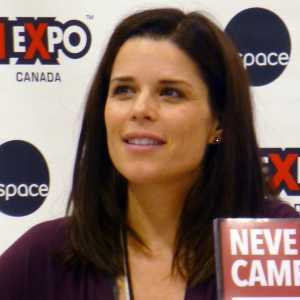 Neve Campbell Revionz