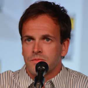 Jonny Lee Miller | Revionz