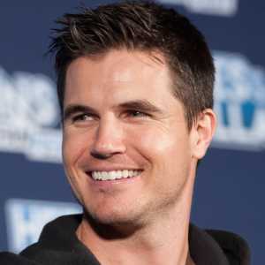 Robbie Amell