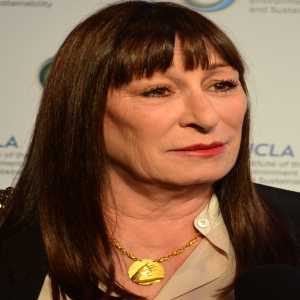 Anjelica Huston | Revionz